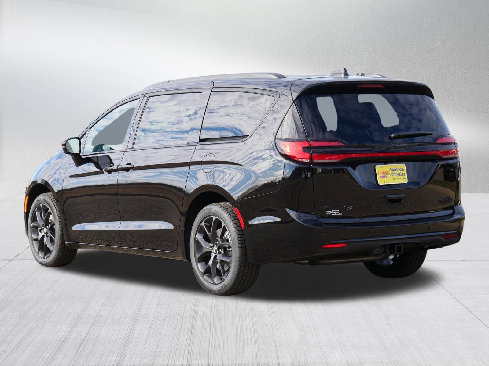 New 2026 Chrysler Pacifica Limited w/ S Appearance Package image 3
