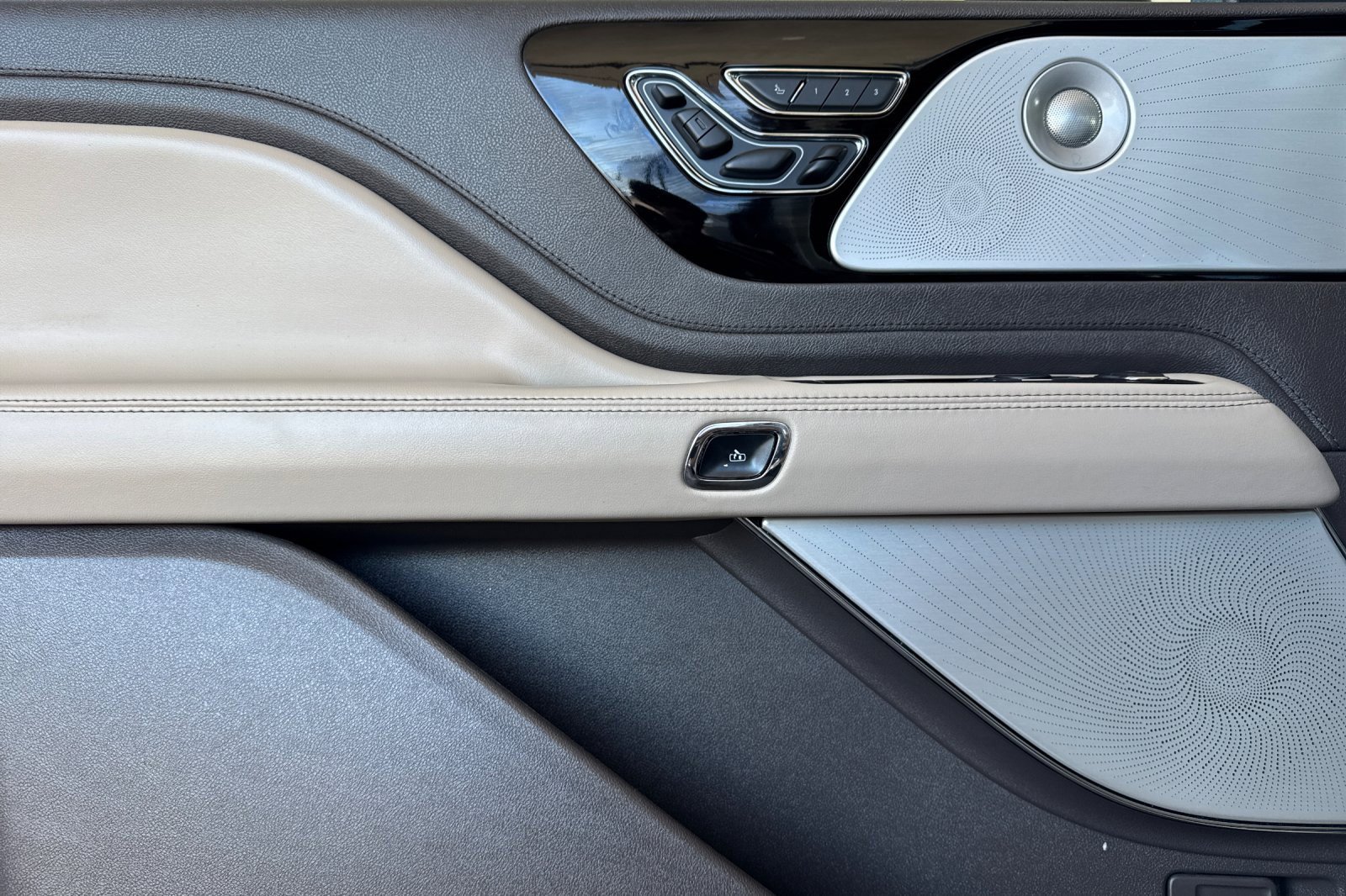 Used 2022 Lincoln Aviator Reserve w/ Equipment Group 201A image 10