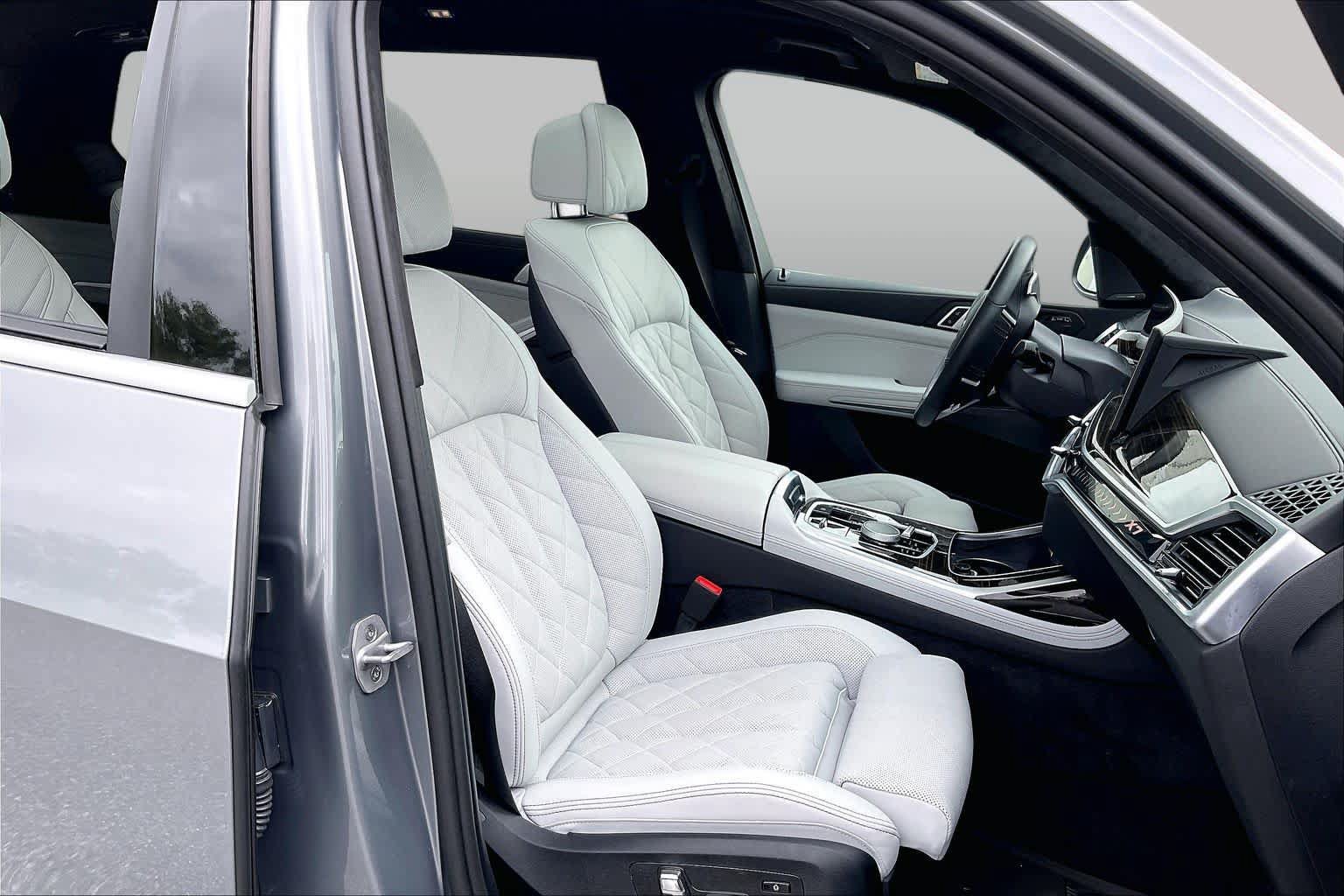 Used 2025 BMW X7 xDrive40i w/ Premium Package AWD/4WD image 8