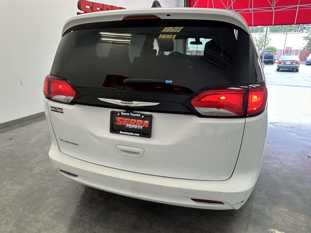 Used 2022 Chrysler Voyager LX FWD image 4