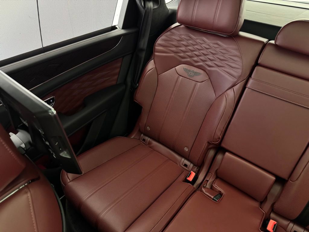 Used 2025 Bentley Bentayga image 25