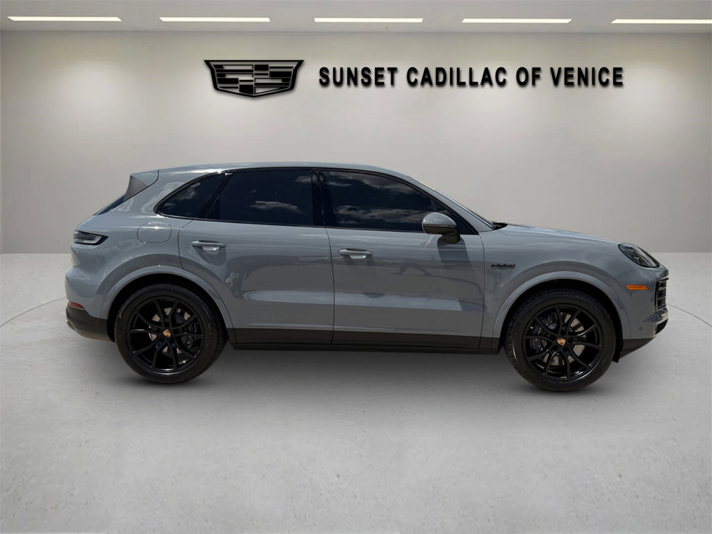 Used 2025 Porsche Cayenne E-Hybrid AWD/4WD image 2