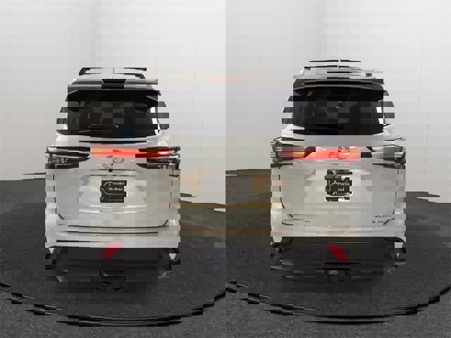 Used 2022 Toyota Highlander XLE image 6