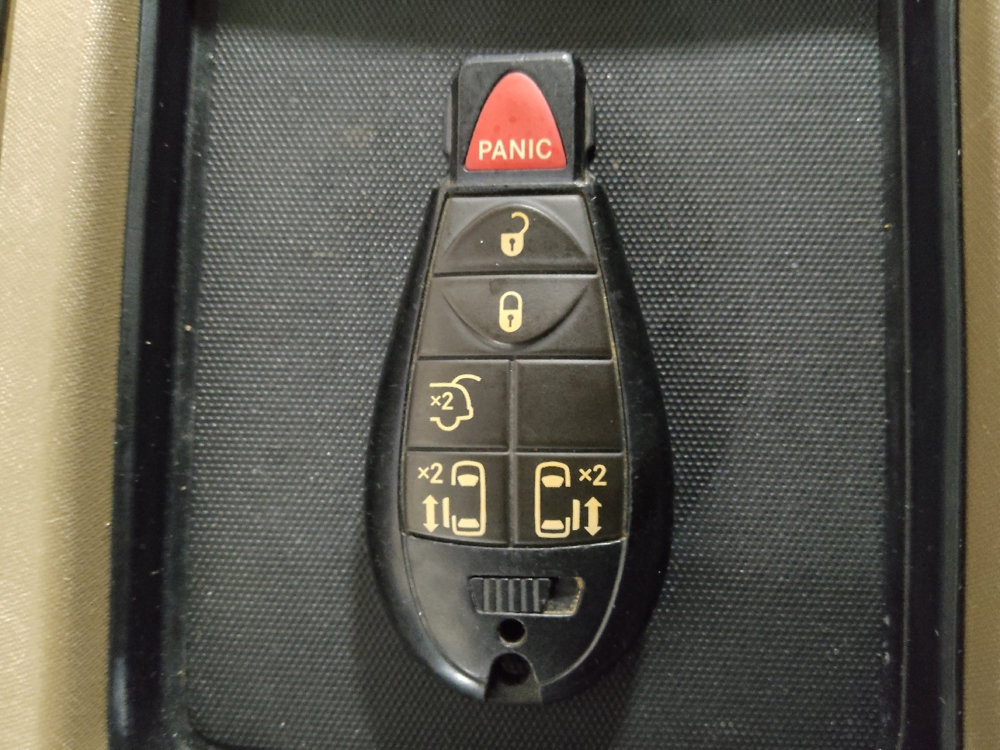 Used 2015 Chrysler Town & Country LX image 32