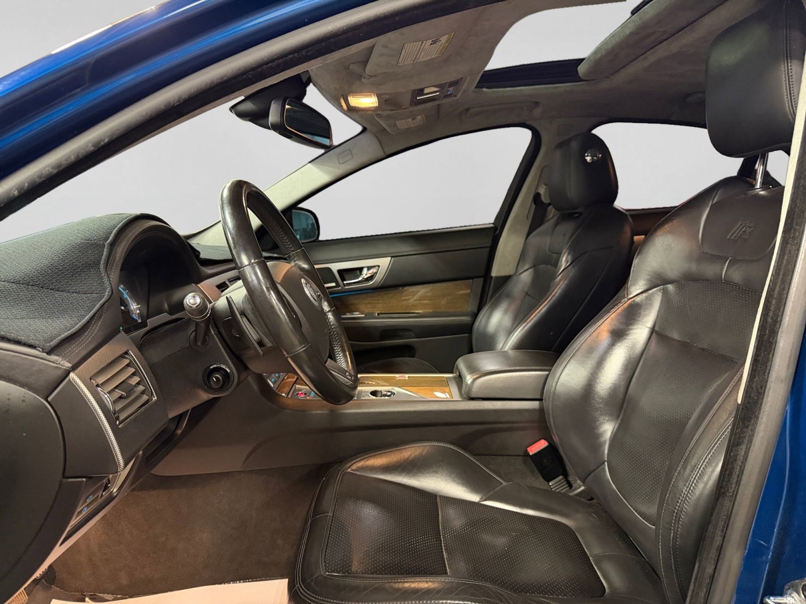 Used 2011 Jaguar XF R RWD image 15
