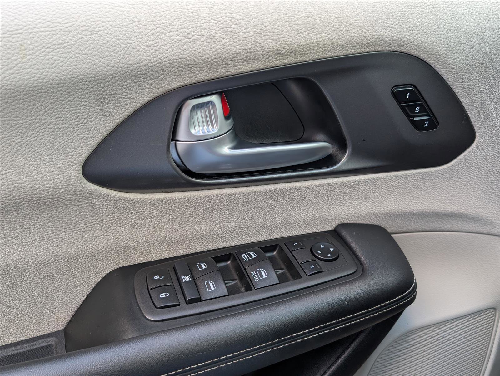 Used 2024 Chrysler Pacifica Touring-L image 19