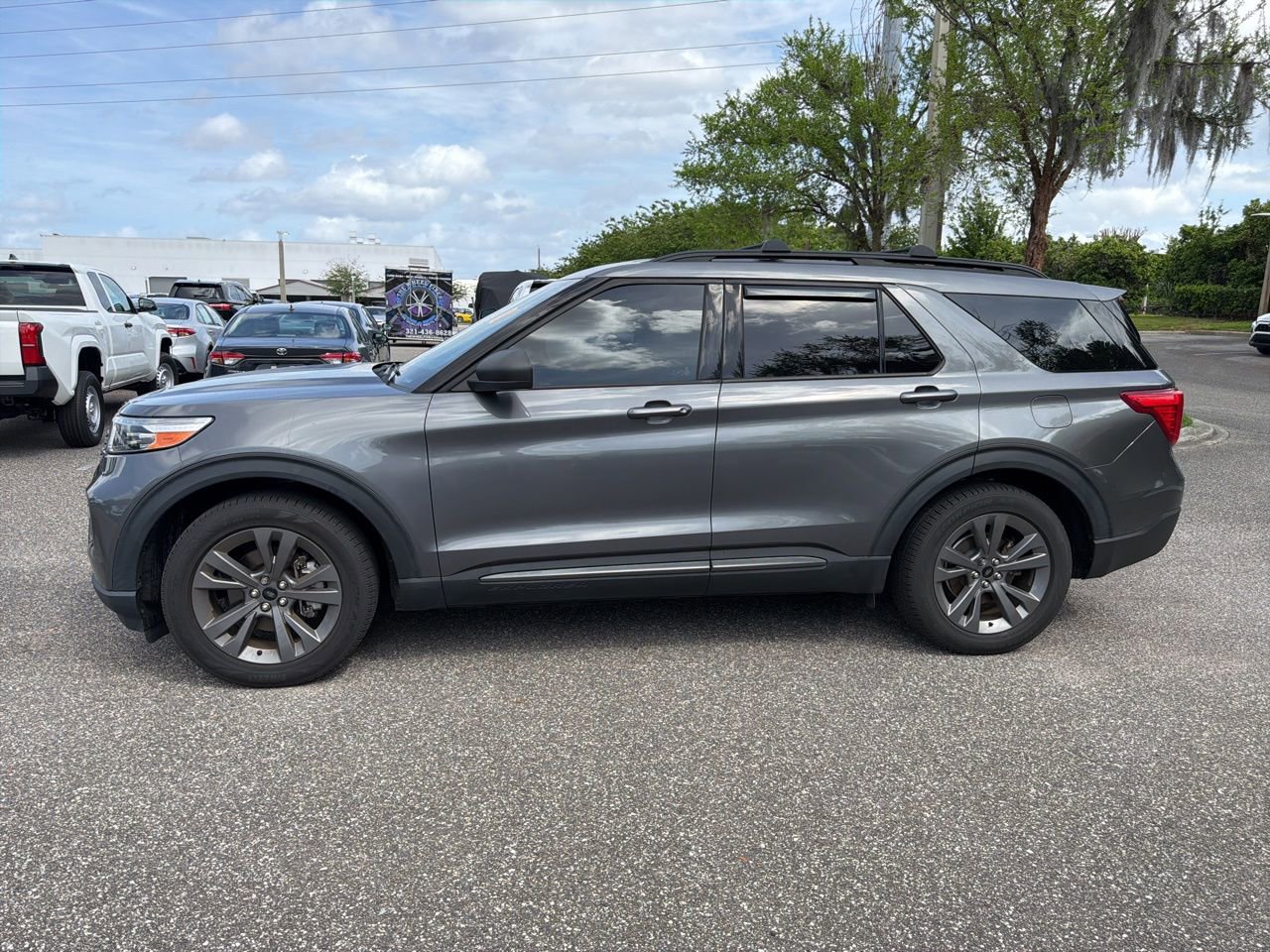 Used 2021 Ford Explorer XLT w/ Equipment Group 202A image 2