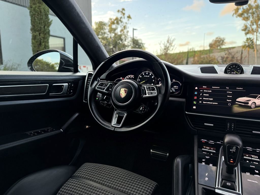 Used 2023 Porsche Cayenne Turbo S AWD/4WD image 68