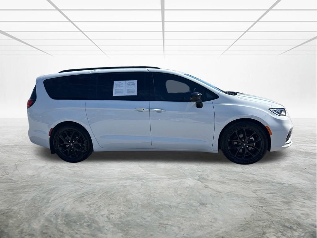 Used 2024 Chrysler Pacifica Limited w/ S Appearance Package image 3