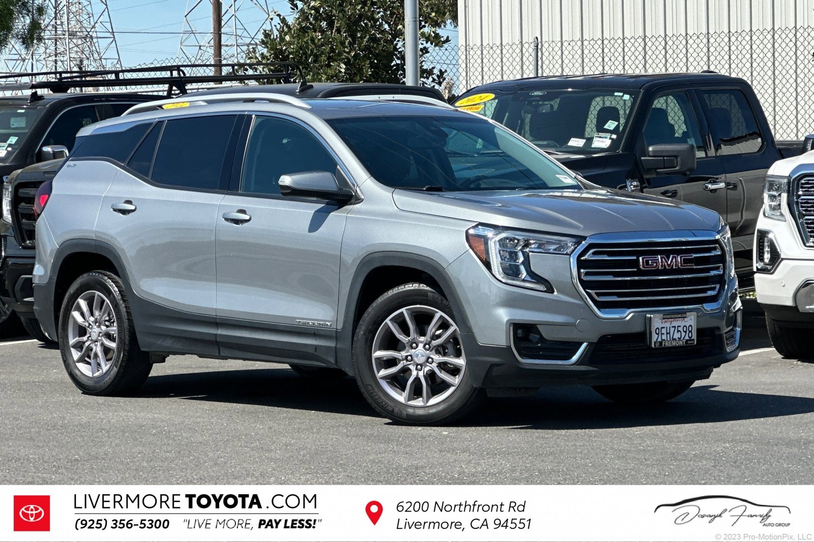Used 2023 GMC Terrain SLT image 1