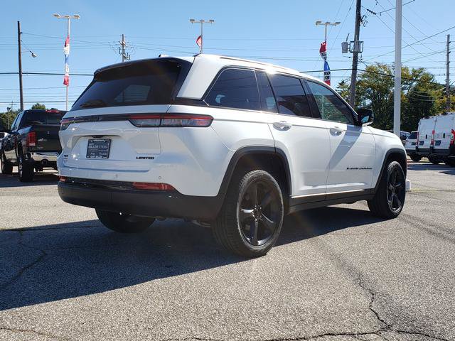 Used 2025 Jeep Grand Cherokee Limited w/ Black Appearance Package AWD/4WD image 3