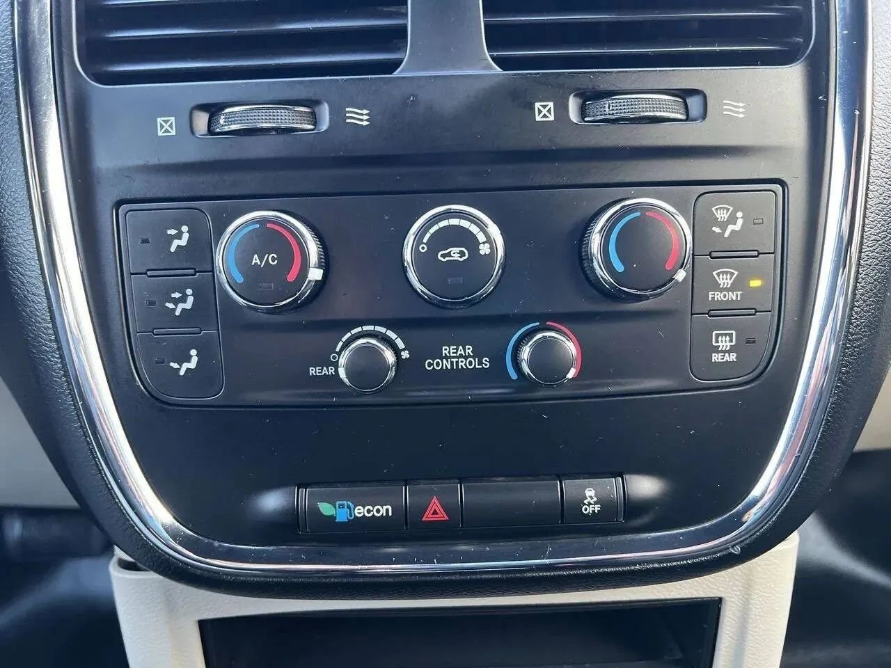 Used 2019 Dodge Grand Caravan SE FWD image 19