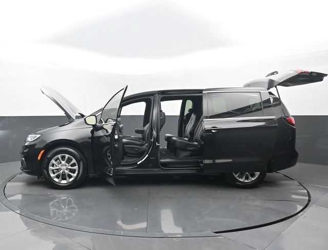 Used 2026 Chrysler Pacifica Limited FWD image 33