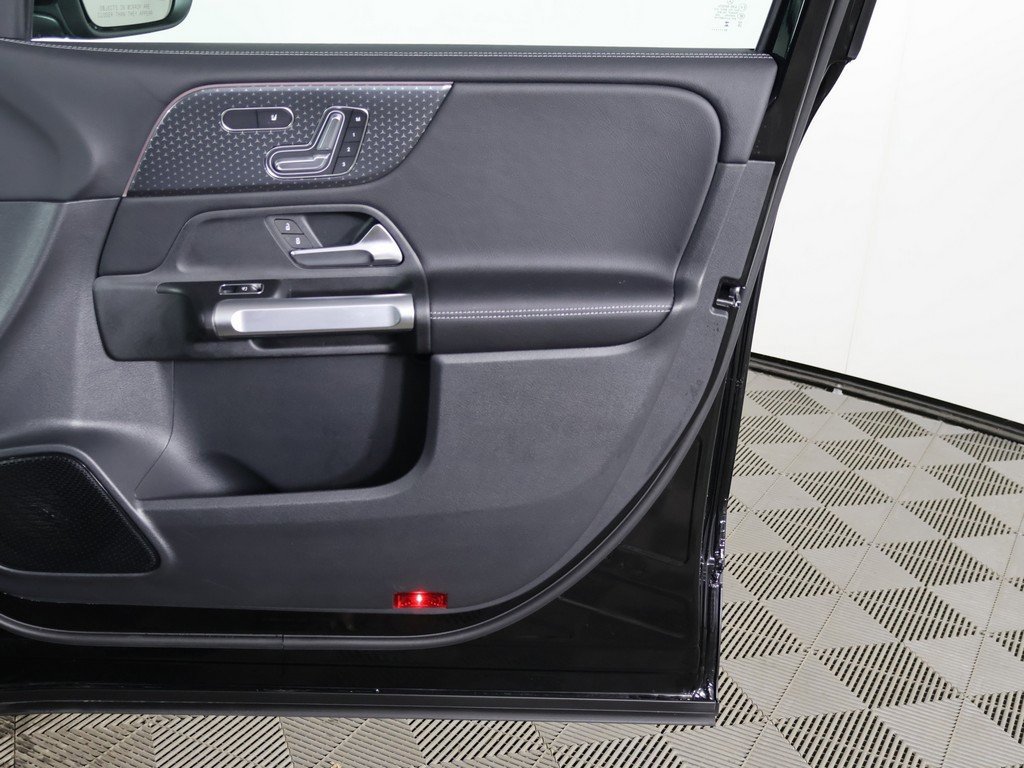 Used 2025 Mercedes-Benz GLB 250 4MATIC image 21