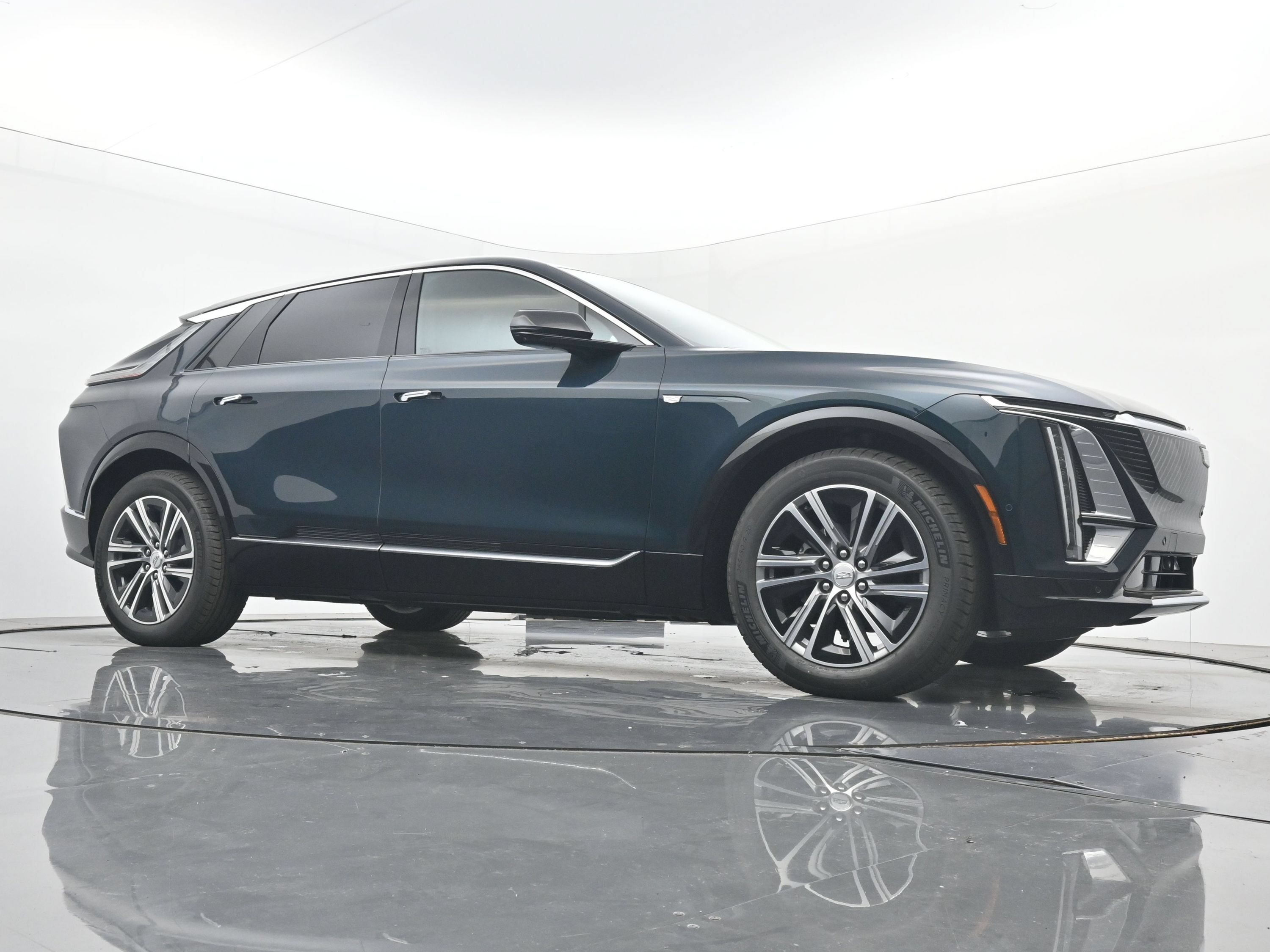 New 2026 Cadillac Lyriq Luxury w/ LPO, Floor Liner Package AWD/4WD image 21