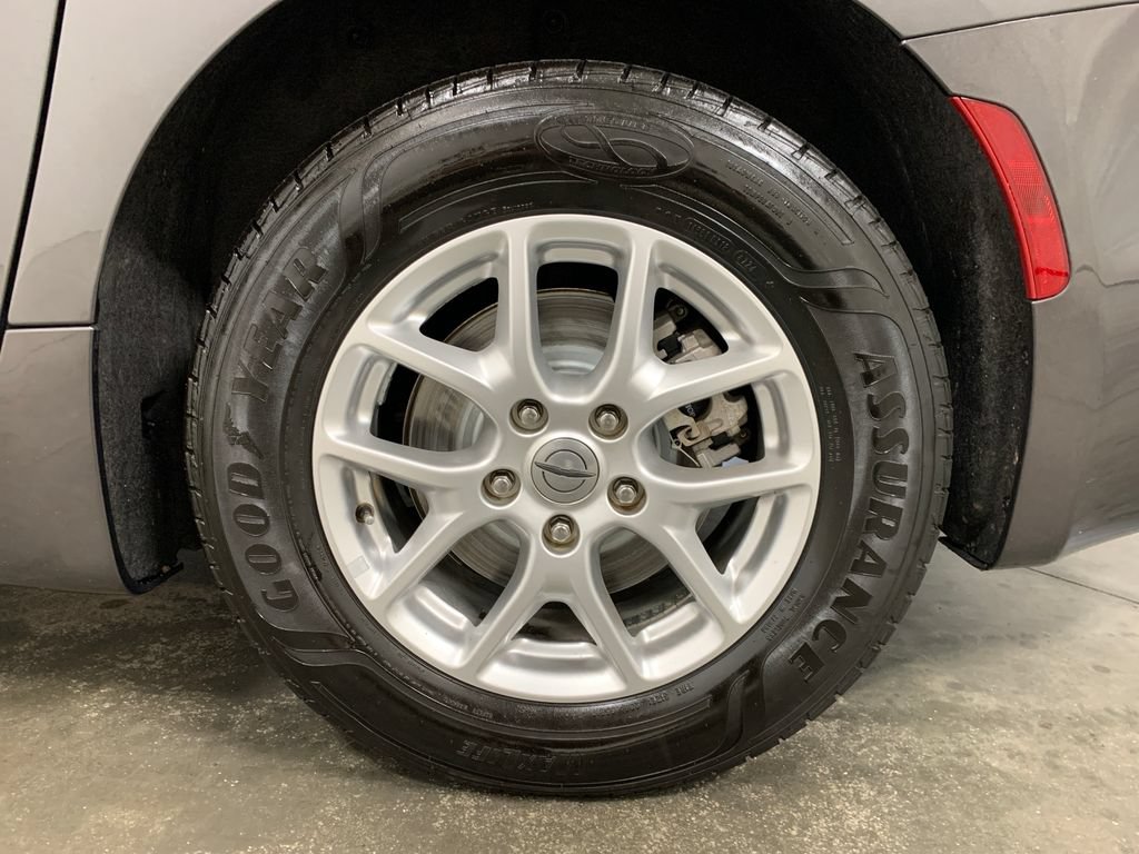 Used 2022 Chrysler Pacifica Touring-L FWD image 24