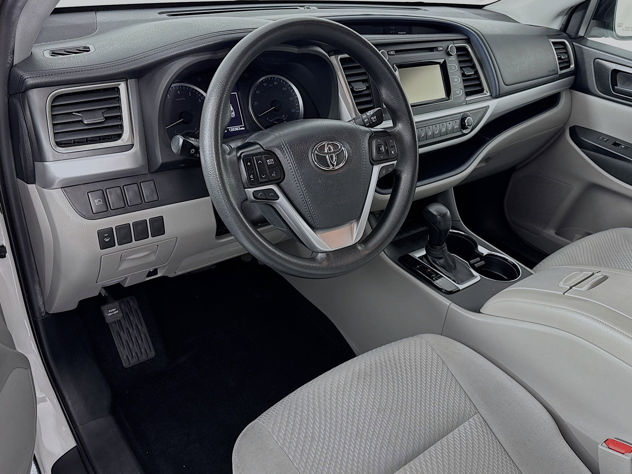 Used 2019 Toyota Highlander LE FWD image 9