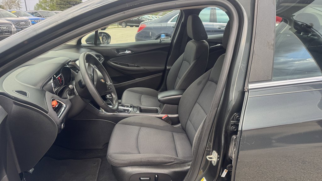 Used 2018 Chevrolet Cruze LT w/ LT Convenience Package FWD image 16