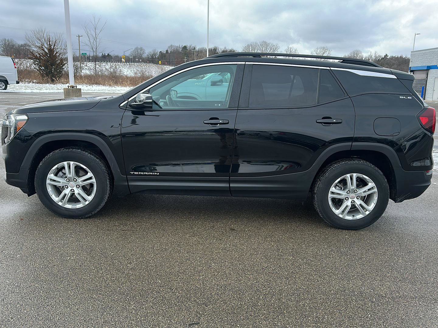 Used 2024 GMC Terrain SLE w/ Driver Convenience Package image 4