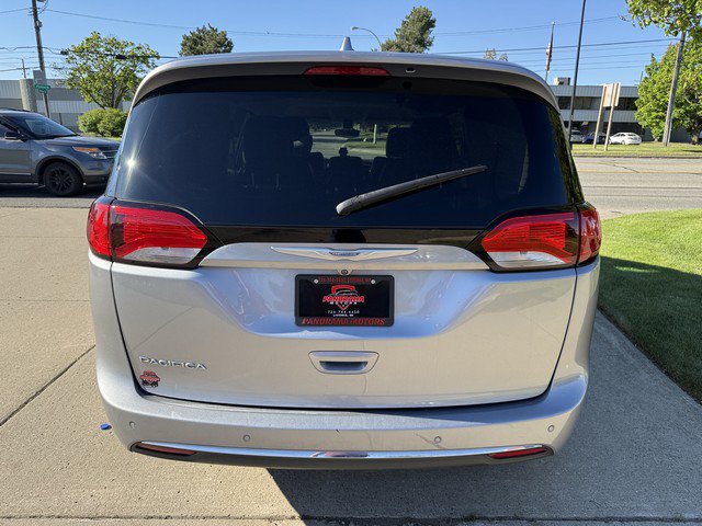 Used 2017 Chrysler Pacifica Touring-L FWD image 6