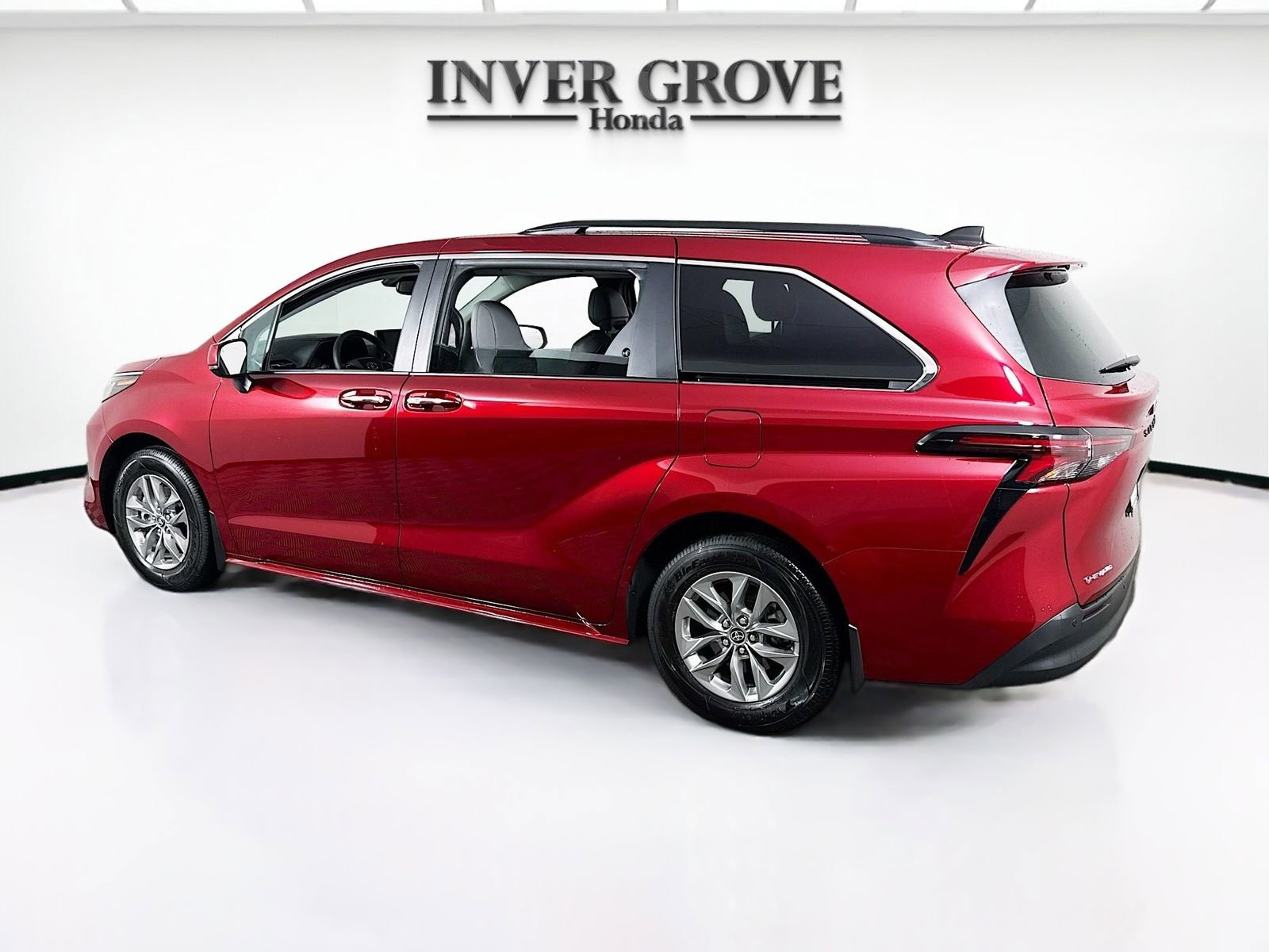 Used 2025 Toyota Sienna XLE w/ XLE Plus Package AWD/4WD image 7