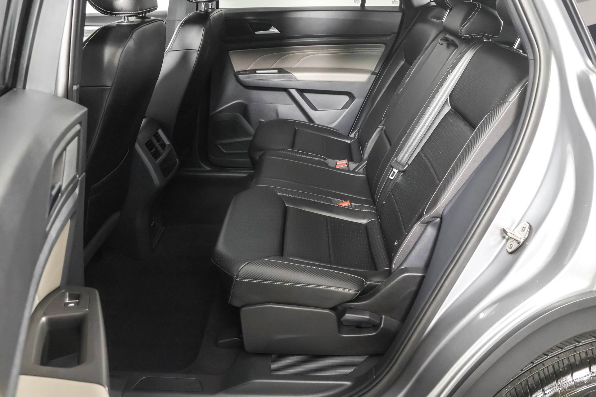 Used 2022 Volkswagen Atlas Cross Sport SE AWD/4WD image 34