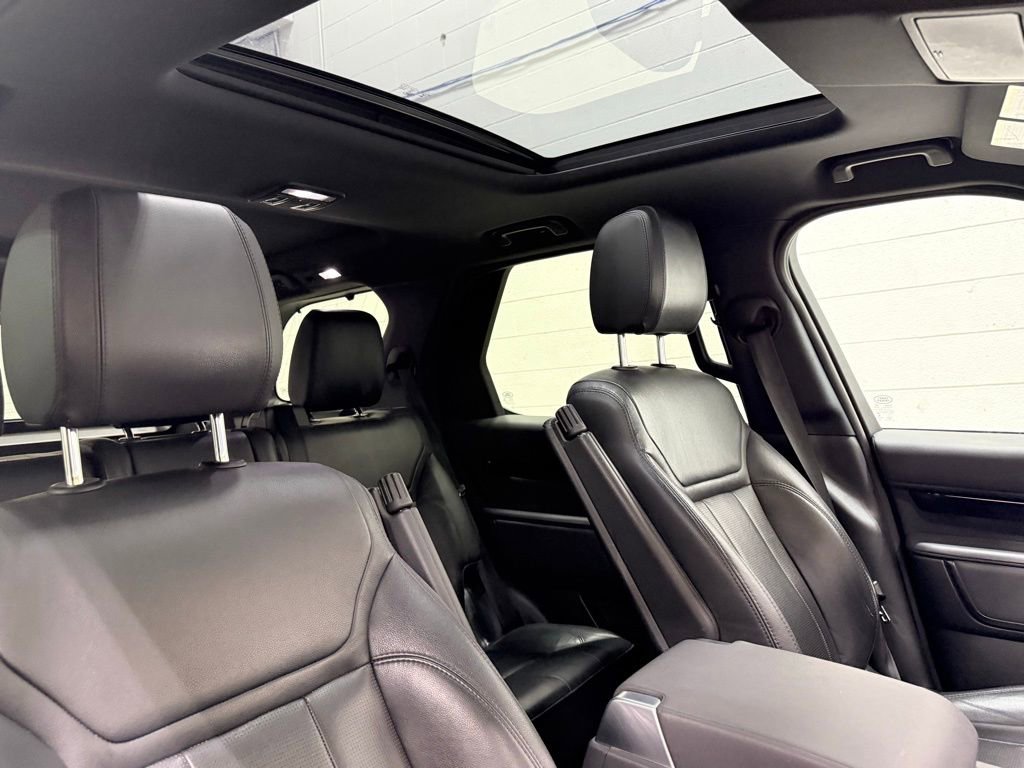 Used 2017 Land Rover Discovery SE image 48