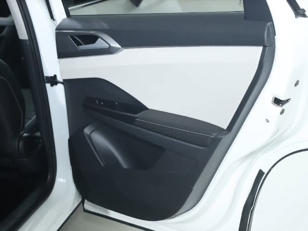 Certified 2025 Volkswagen Taos SEL image 32
