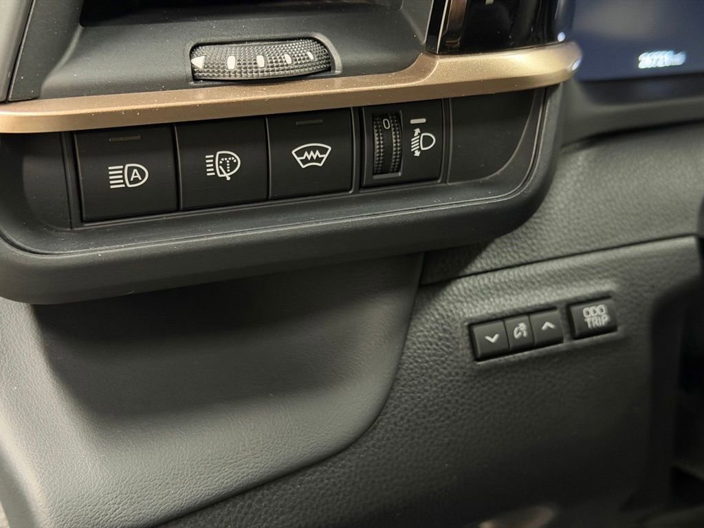 Used 2025 Toyota Crown Signia XLE image 31