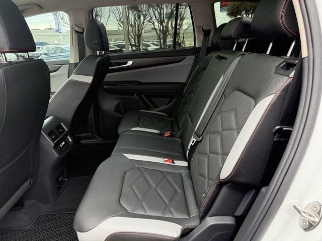 Used 2025 Volkswagen Atlas Peak Edition SE image 24