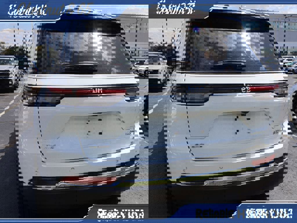 Used 2023 Jeep Grand Cherokee Laredo X image 14