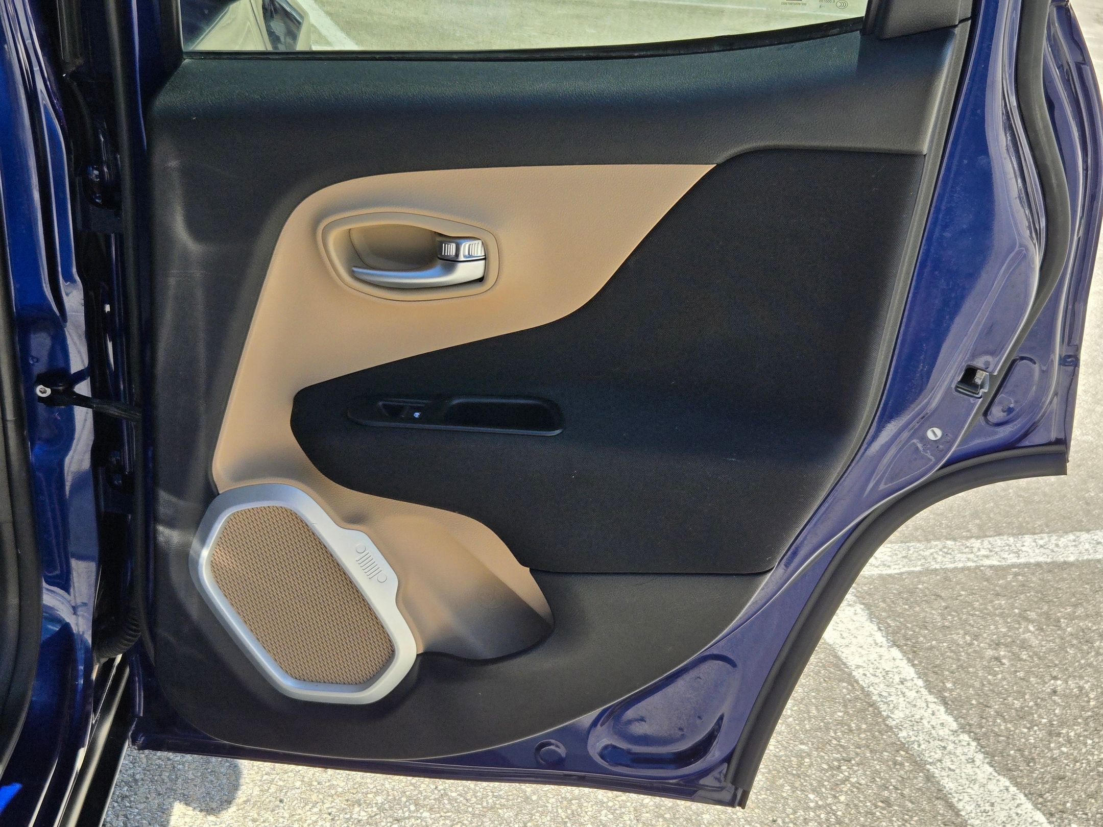 Used 2018 Jeep Renegade Latitude FWD image 26