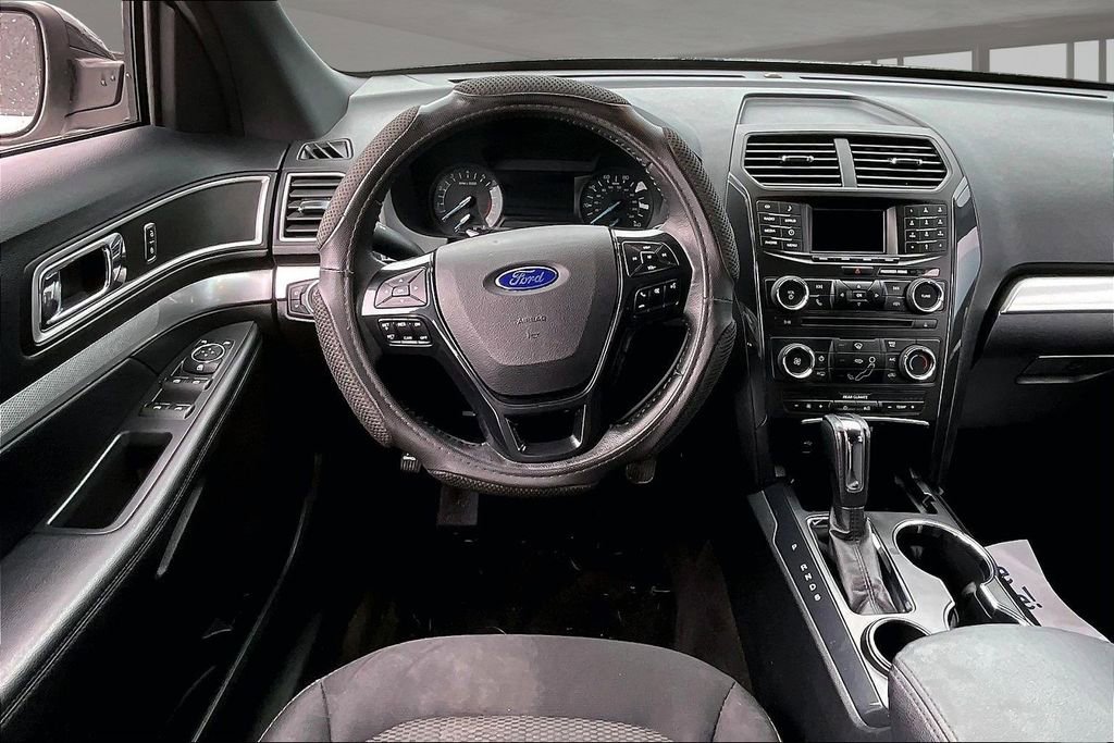 Used 2017 Ford Explorer XLT FWD image 6