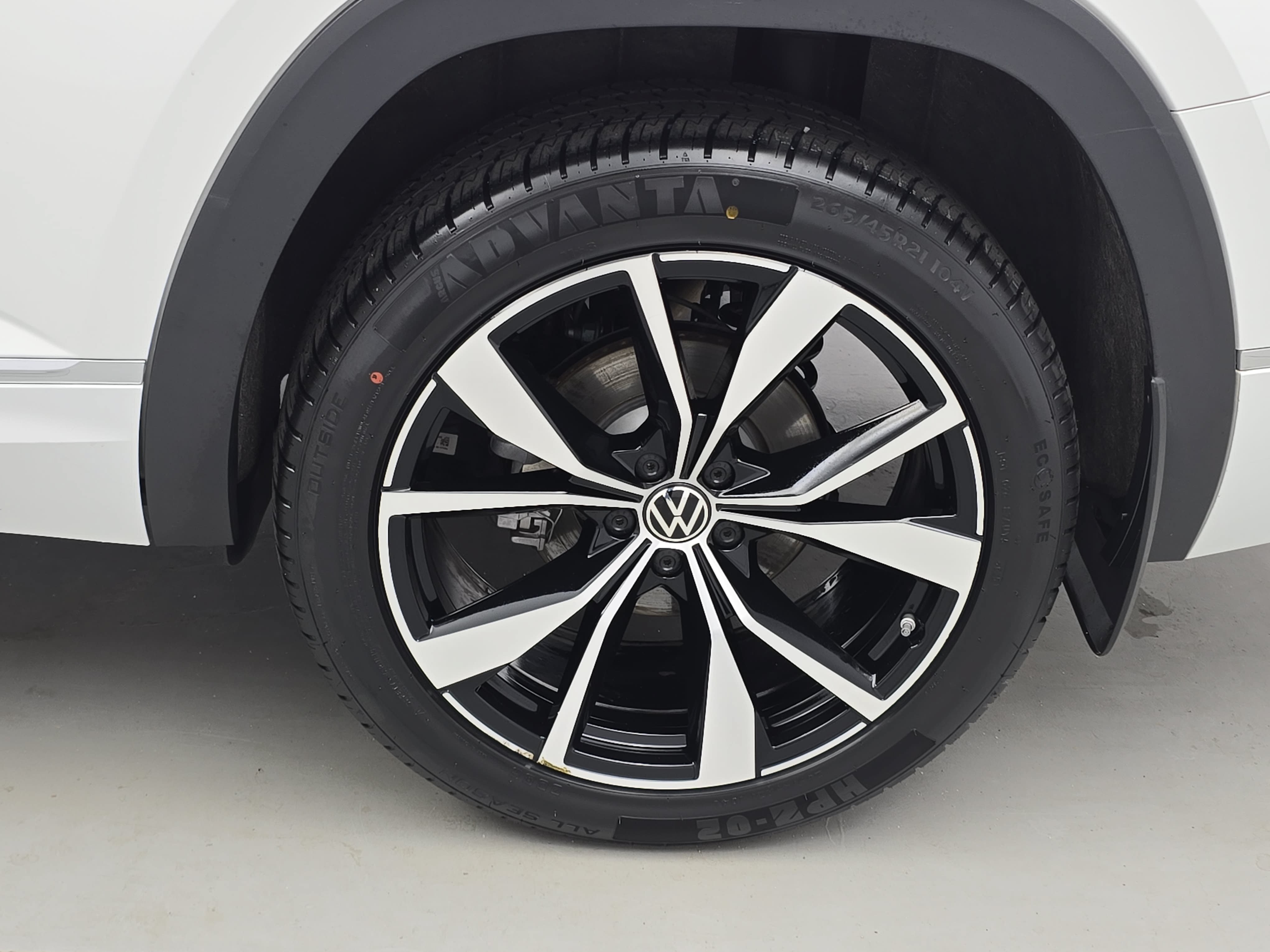 Certified 2024 Volkswagen Atlas SEL Premium R-Line AWD/4WD image 35
