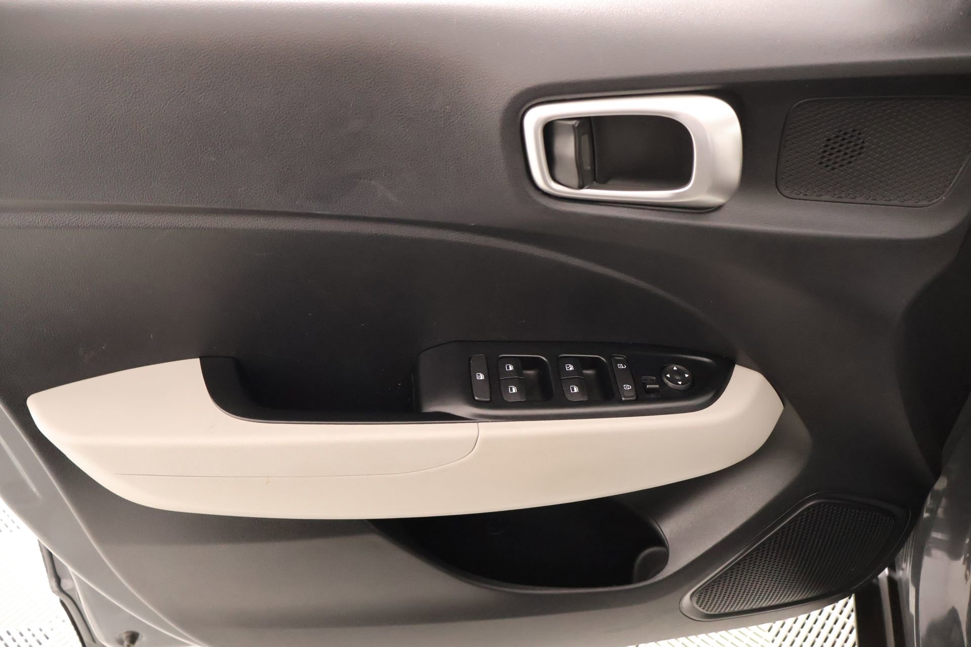 Used 2025 Hyundai Venue SEL FWD image 15
