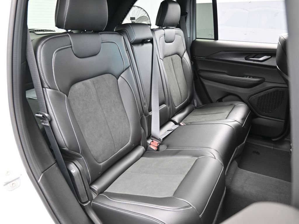 New 2025 Jeep Grand Cherokee Altitude image 38