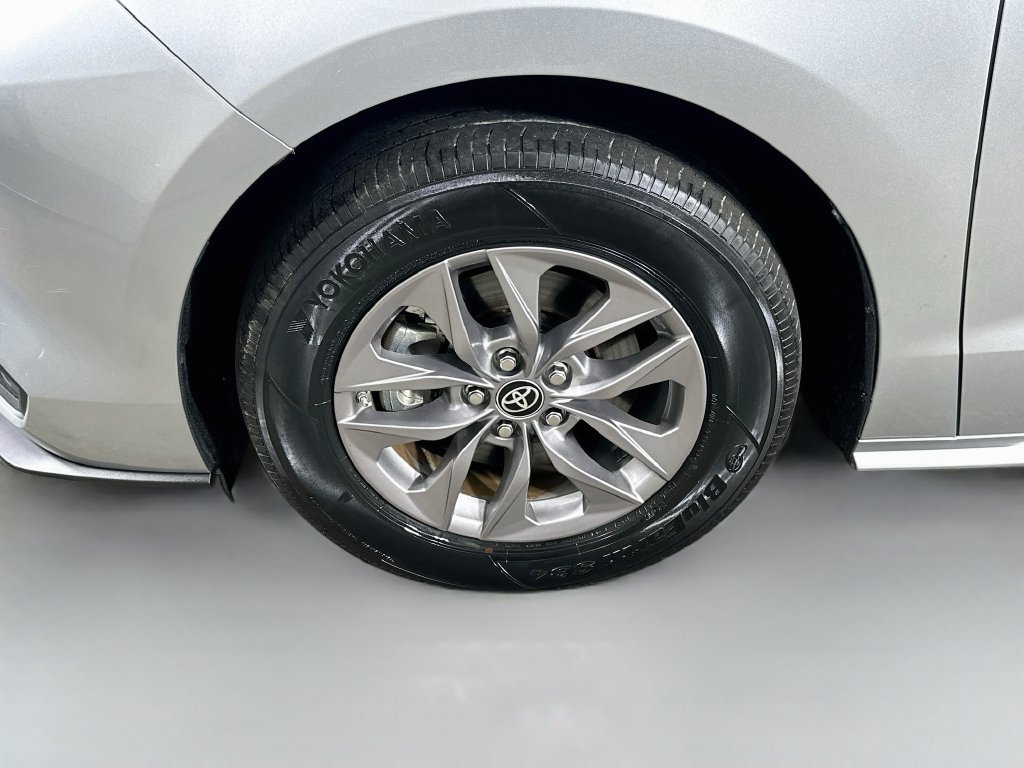 Used 2025 Toyota Sienna LE FWD image 8