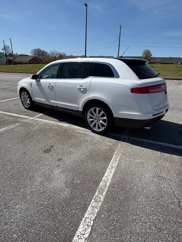 Used 2010 Lincoln MKT 2WD image 5
