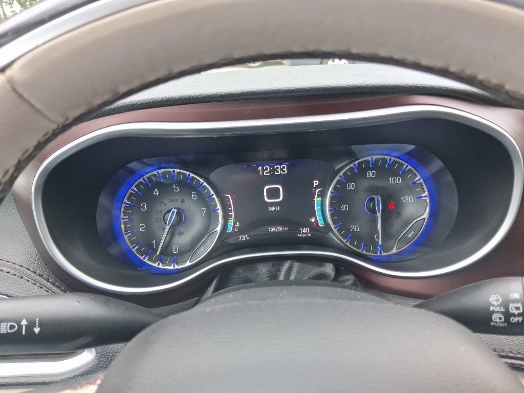Used 2017 Chrysler Pacifica Limited w/ UConnect Theater Package FWD image 9
