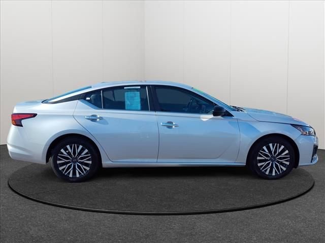 Used 2024 Nissan Altima 2.5 SV image 4