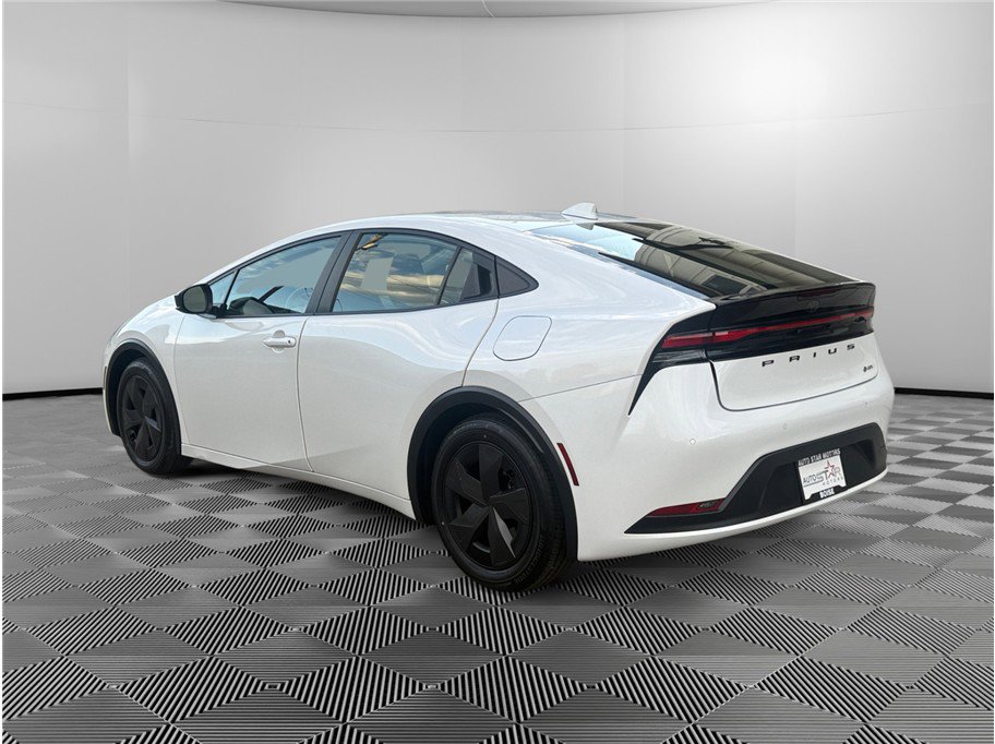 Used 2023 Toyota Prius LE image 3