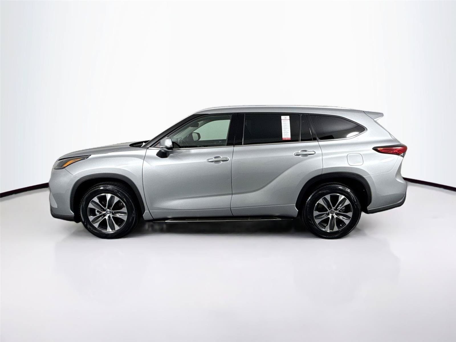 Used 2022 Toyota Highlander XLE FWD image 13