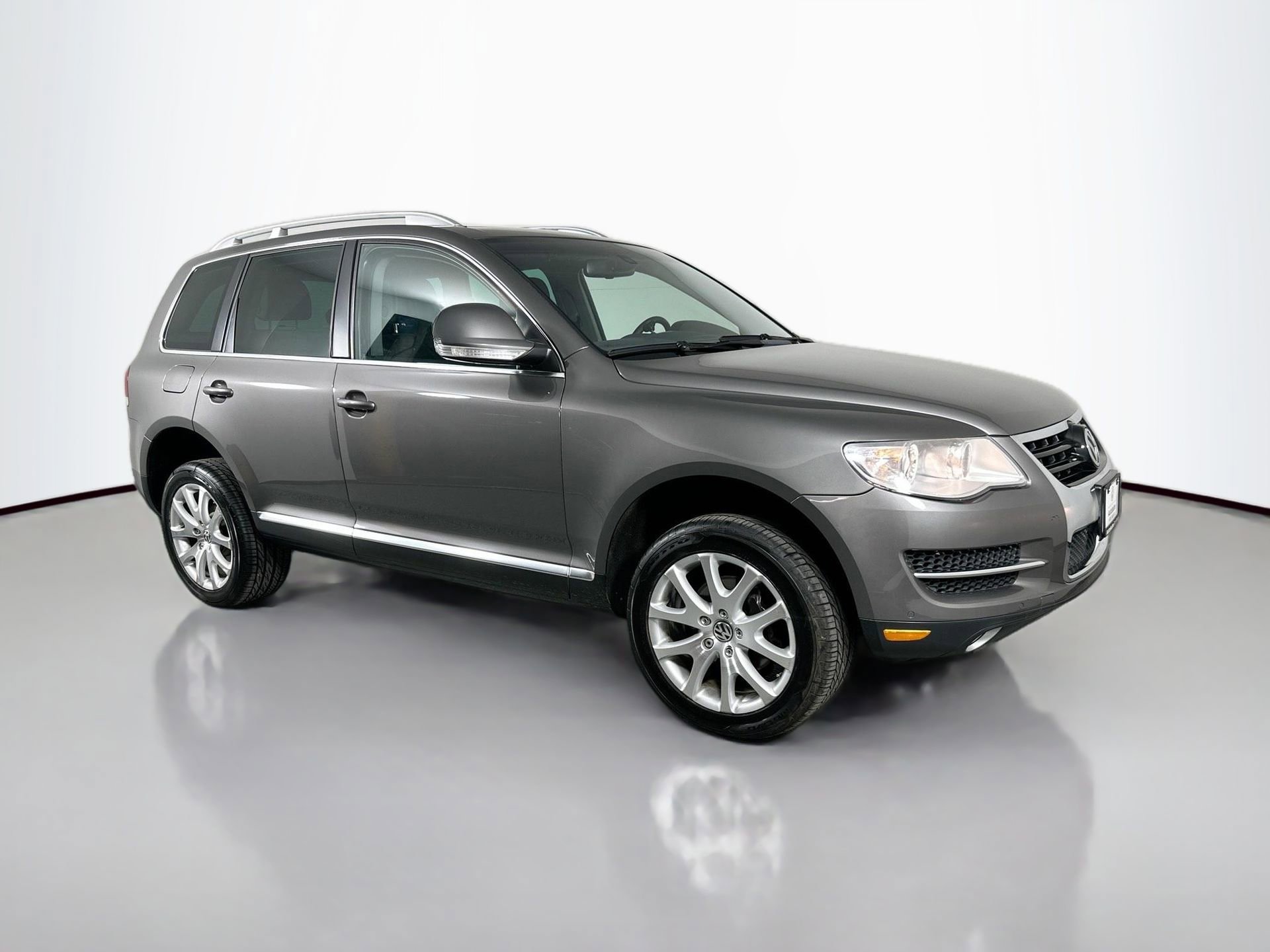 Used 2010 Volkswagen Touareg VR6 image 3