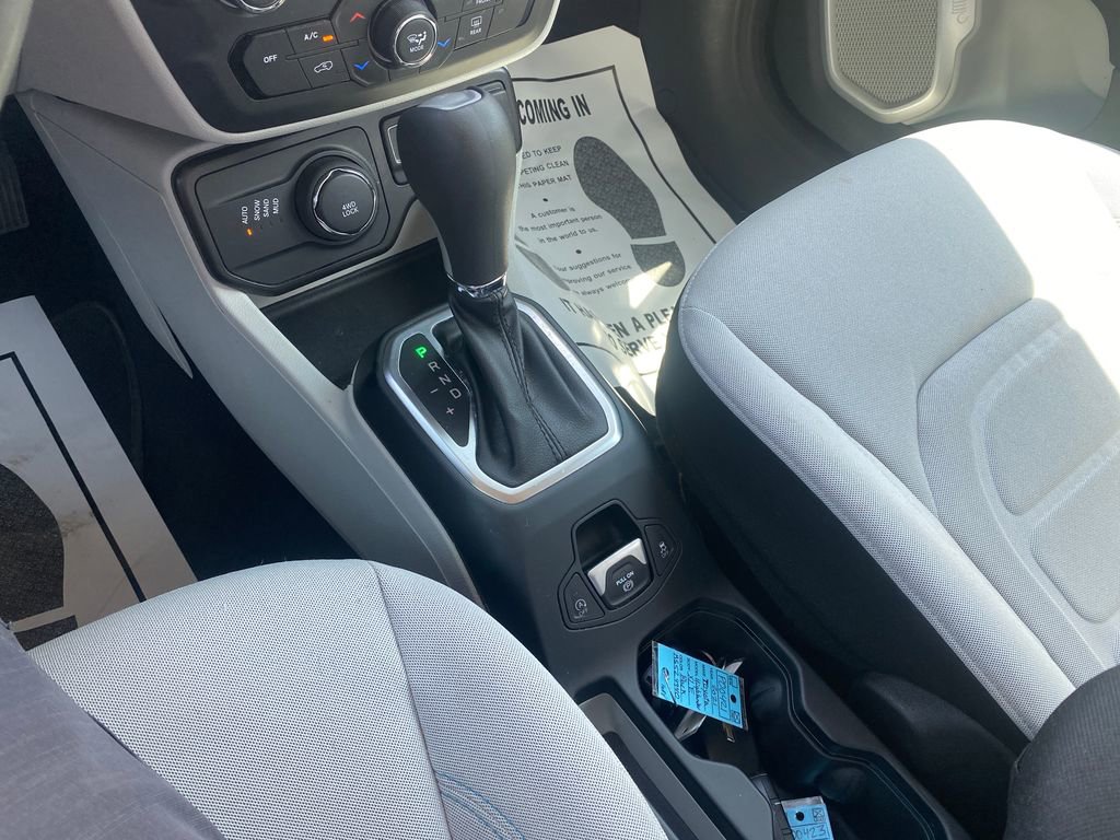 Used 2021 Jeep Renegade Latitude w/ Luxury Group I AWD/4WD image 20