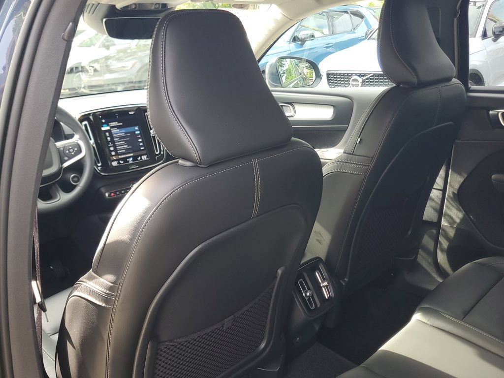Certified 2022 Volvo XC40 T4 Momentum w/ Premium Package FWD image 13