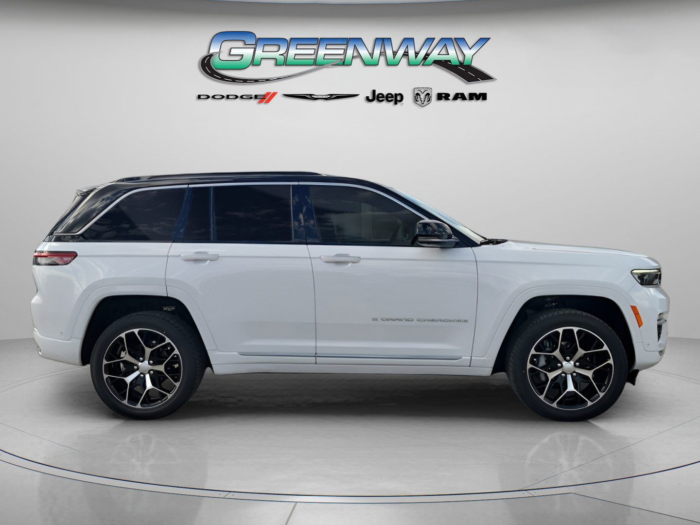 Used 2025 Jeep Grand Cherokee Summit image 4