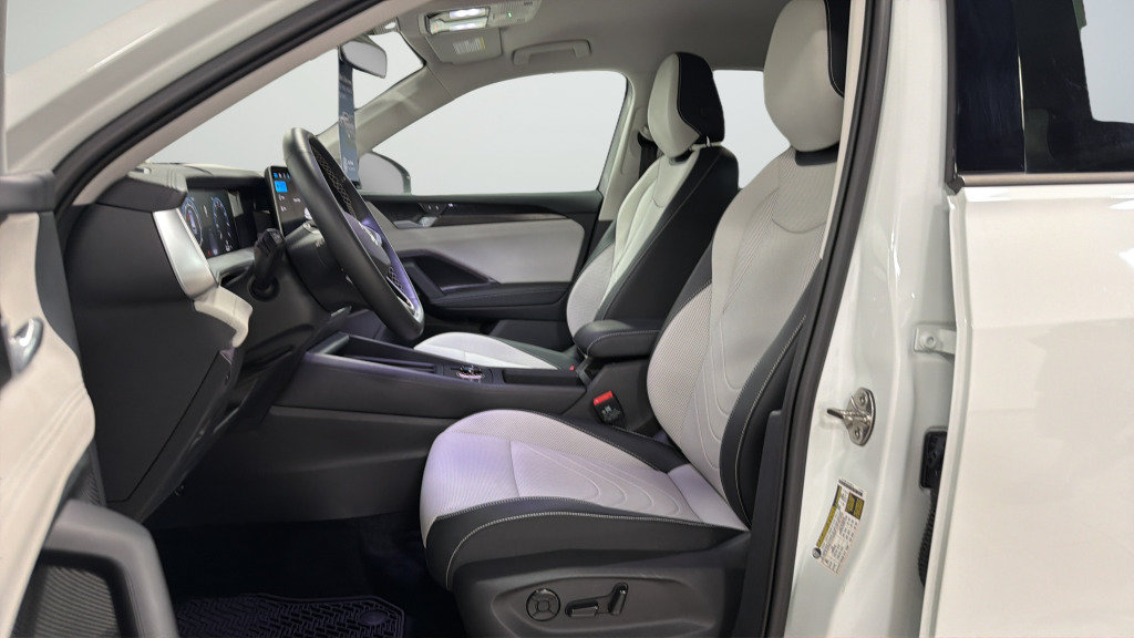 Used 2025 Volkswagen Tiguan SE AWD/4WD image 18