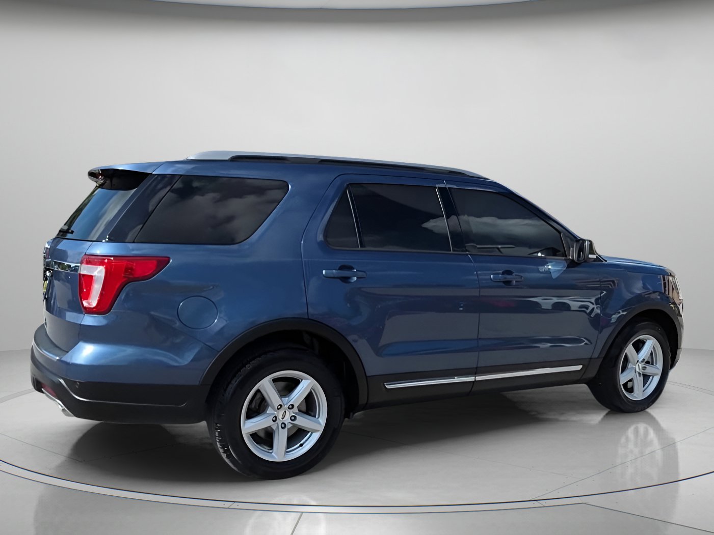 Certified 2018 Ford Explorer XLT w/ Equipment Group 202A image 30