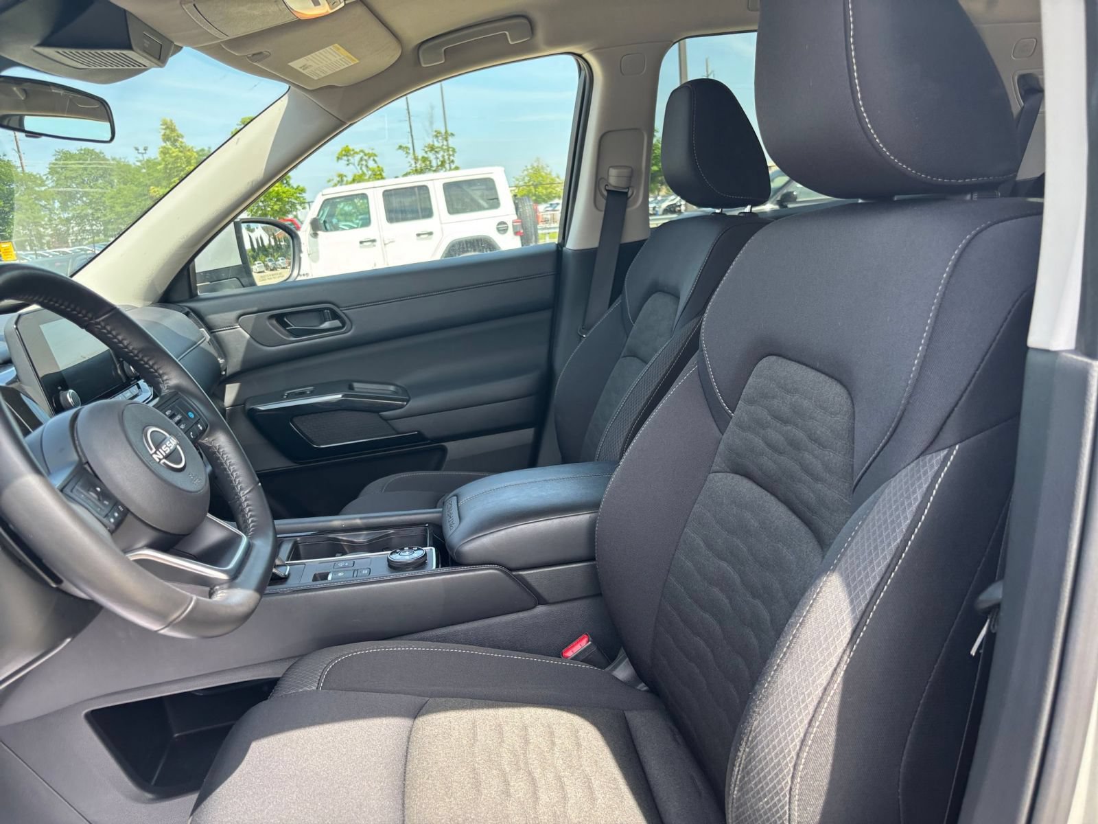 Used 2025 Nissan Pathfinder SV AWD/4WD image 27
