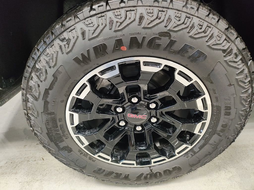 New 2026 GMC Canyon AT4 w/ AT4 Premium Package image 3